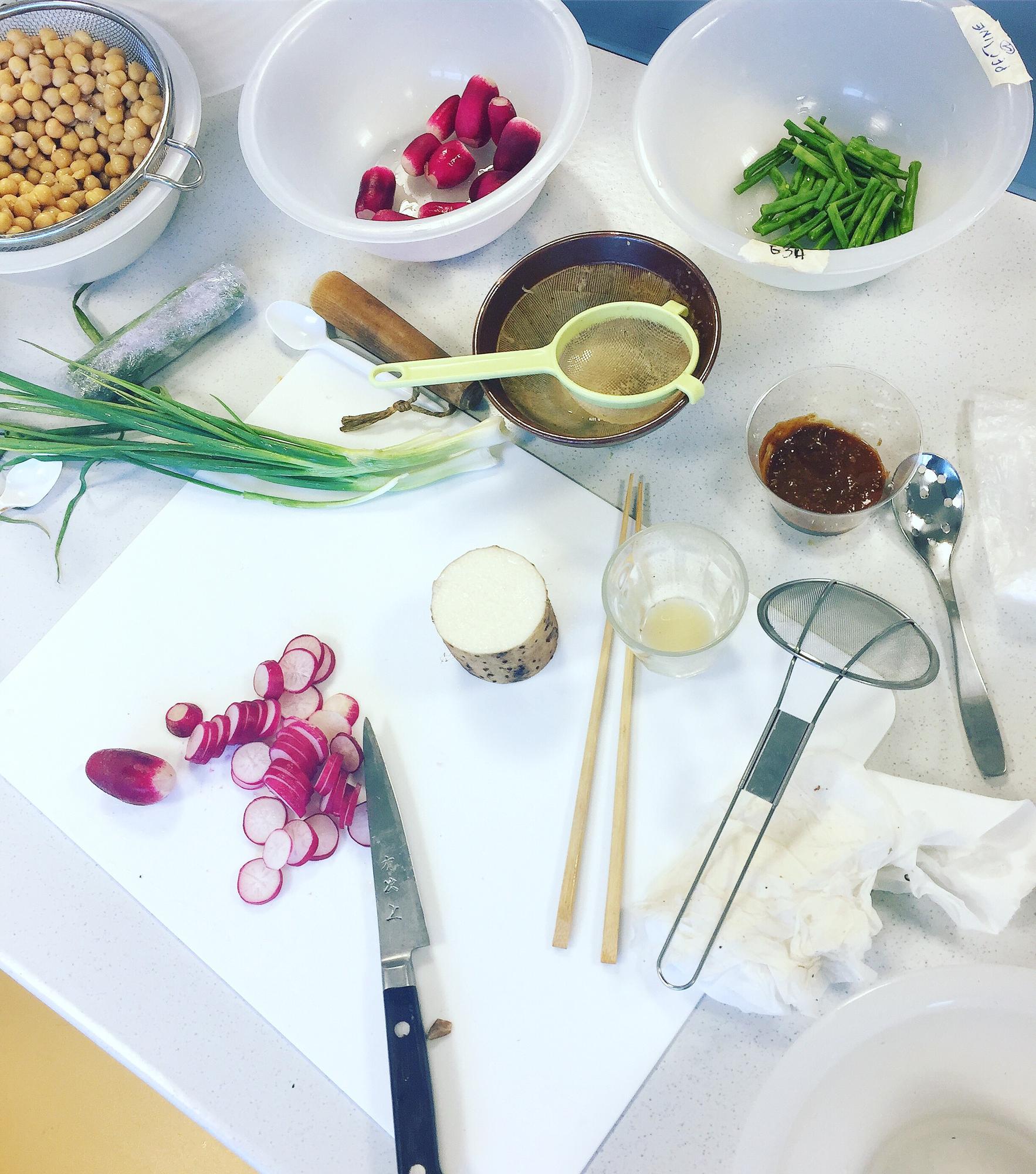 Banco del laboratorio con utensili e ingredienti